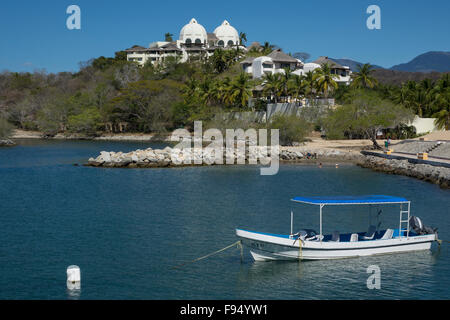 Mexiko. Oaxaca, Huatulco, Tangolunda, Boot in der Bucht Stockfoto