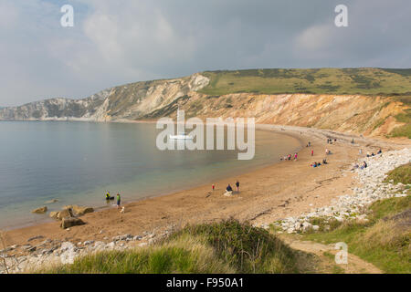 Worbarrow Bay Strand mit Menschen östlich von Lulworth Cove und in der Nähe der Bucht auf Dorset Küste England Großbritannien mit einer yacht Stockfoto