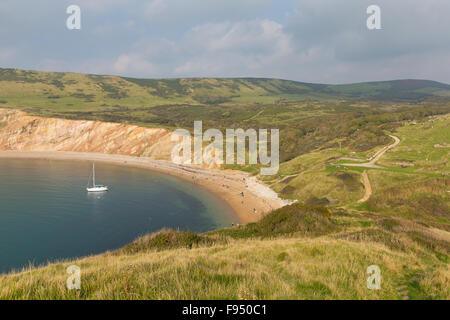 Worbarrow Bucht östlich von Lulworth Cove und in der Nähe der Bucht auf Dorset Küste England Großbritannien mit einer yacht Stockfoto