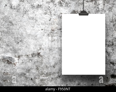 Einzelne gehängt Papier Blatt Rahmen mit Clip auf grauen rostigen Metall Hintergrund Stockfoto