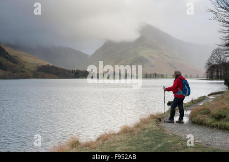 Eine Frau an der Seite von Buttermere in den Lake District Cumbria UK. Stockfoto