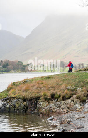 Eine Frau an der Seite von Buttermere in den Lake District Cumbria UK. Stockfoto