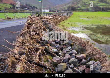 Am Samstag, 5. Dezember 2015, Sturm Desmond stürzte in das Vereinigte Königreich, Herstellung von Großbritanniens höchsten je 24 Stunden insgesamt bei 341,4 mm Niederschlag. Es überschwemmt das Lakeland-Dorf Glenridding, die gerade erst anfangen, wenn Sie einen weiteren Zeitraum von Starkregen am Mittwoch, 9. Dezember Glenridding Beck, seine Ufer verursacht zu reparieren, noch weitere Zerstörung verursachen. Dieses Foto am Donnerstag, 10. Dezember zeigt Wände durch das Hochwasser abgeflacht. Stockfoto