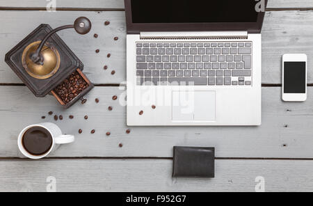 Arbeitsbereich auf einem Holztisch von oben geschossen Stockfoto