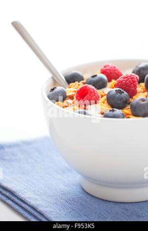 Ein gesundes Frühstück mit Müsli und frischen Beeren. Geringe Schärfentiefe, Beeren und Müsli im Mittelpunkt. Stockfoto