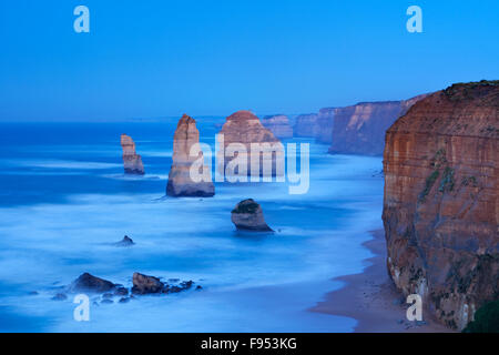 Die zwölf Apostel entlang der Great Ocean Road, Victoria, Australien. In der Dämmerung fotografiert. Stockfoto