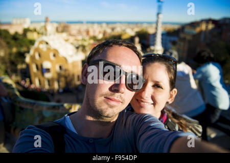 Glückliche junge Touristen paar Blick auf Kamera und nehmen Selfie im Parc Güell, Barcelona, Spanien. Stockfoto