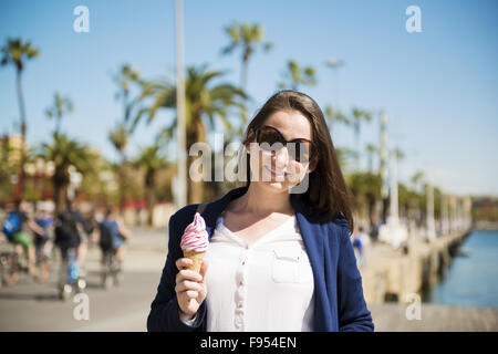 Glückliche junge Touristen Frau mit Eis genießt Urlaub in Barcelona, Spanien. Stockfoto