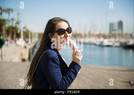 Glückliche junge Touristen Frau mit Eis genießt Urlaub in Barcelona, Spanien. Stockfoto