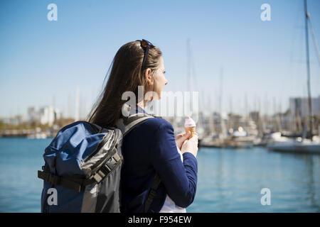 Glückliche junge Touristen Frau mit Eis genießt Urlaub in Barcelona, Spanien. Stockfoto