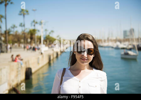 Glückliche junge Touristen Frau genießt Urlaub in Barcelona, Spanien. Stockfoto