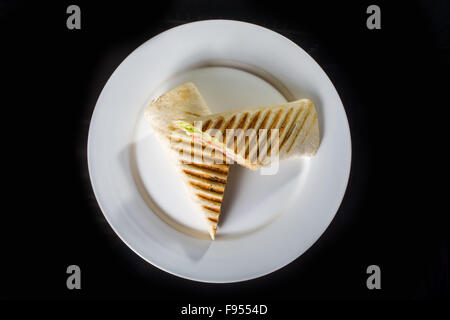 Zwei Brötchen mit Gemüse und Fleisch Stockfoto