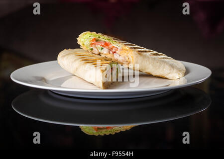 Zwei Brötchen mit Gemüse und Fleisch Stockfoto