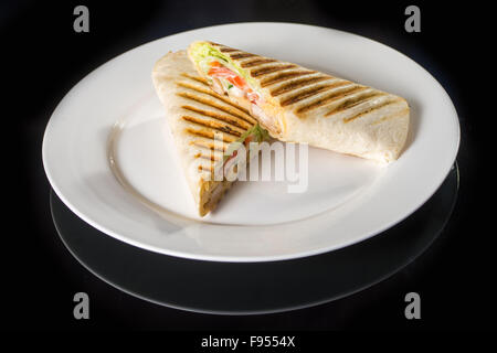 Zwei Brötchen mit Gemüse und Fleisch Stockfoto