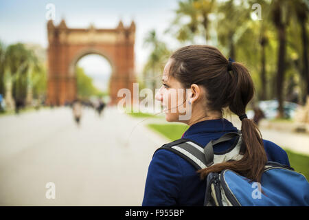 Hübsche junge weibliche Touristen spaziert im Parc Ciutadella in Barcelona, Spanien. Stockfoto