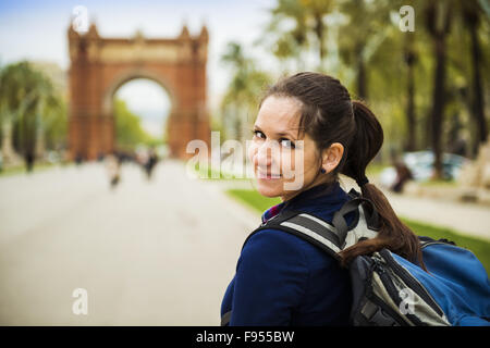 Hübsche junge weibliche Touristen spaziert im Parc Ciutadella in Barcelona, Spanien. Stockfoto