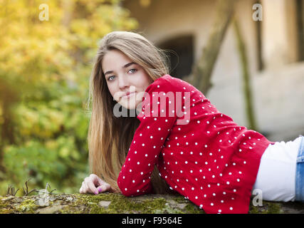 Outdoor-Porträt von schönen jungen Mädchen lächelnd Stockfoto