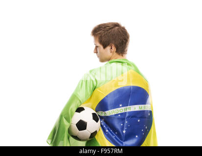 Brasilianische Fußball-Fan mit Ball und Flagge von Brasilien, isoliert auf weißem Hintergrund Stockfoto