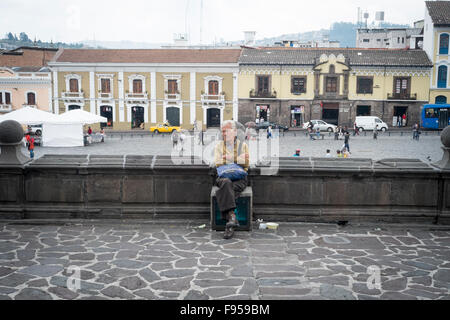 Quito, Ecuador. Ein Mann schläft außerhalb der Iglesia San Francisco mit Plaze de San Fransisco hinter ihm Stockfoto