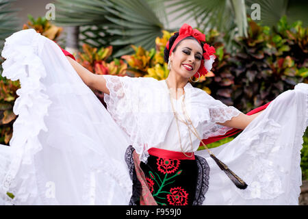 Frau tanzen - Puerto Vallarta, Jalisco, Mexiko. Xiutla Tänzer - eine folkloristische mexikanische Tanzgruppe in traditionellen Kostümen re Stockfoto