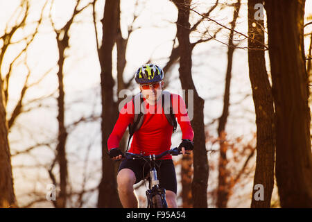 Radfahrer-Mann Reiten Mountainbike auf Outdoor-Parcours im herbstlichen Wald Stockfoto