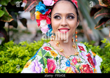 Hispanic Frau im mexikanischen Tracht Portrait. Stockfoto