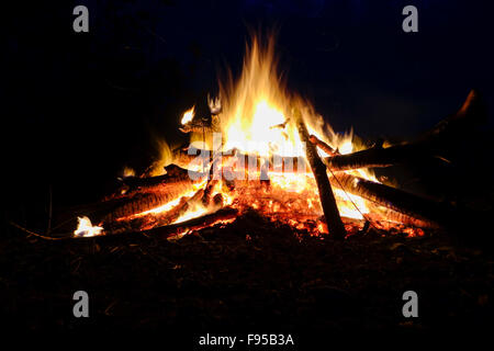 Freudenfeuer, Lagerfeuer brennen Gartenabfälle in der Nacht. Stockfoto