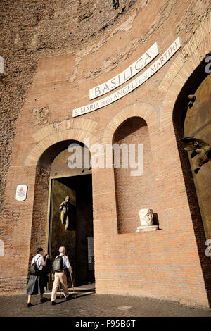 Ein älteres Ehepaar betreten die Basilika Santa Maria Degli Angeli, Rom, Italien. Stockfoto