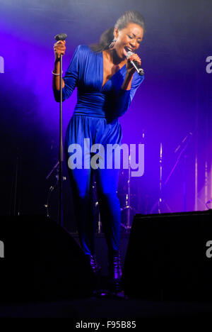 Beverley Knight führt auf Fyvie Castle in Aberdeenshire, Schottland im August 2011. Stockfoto