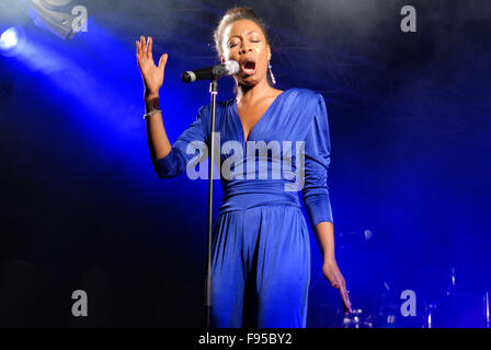 Beverley Knight führt auf Fyvie Castle in Aberdeenshire, Schottland im August 2011. Stockfoto