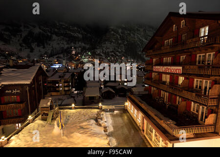 Verschneite Blick über Zermatt Stadt nachts Wallis Kanton, Walliser Alpen, Süden der Schweiz, Europa. Stockfoto