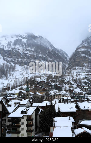 Winter Schnee Blick über die Stadt Zermatt, Wallis Kanton, Walliser Alpen, Süden der Schweiz, Europa. Stockfoto