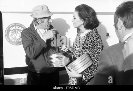 Der U.S.-Amerikanische Schauspieler, Komiker Und Sänger Danny Kaye dei der Ankunft bin Flughafen, Deutschland 1968. Die US-amerikanischer Schauspieler, Sänger und Schauspieler Danny Kaye bei der Ankunft am Flughafen, Deutschland 1968. Stockfoto