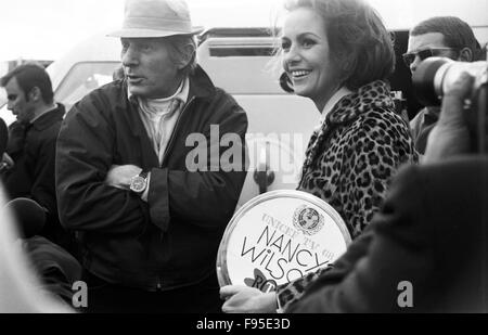 Der U.S.-Amerikanische Schauspieler, Komiker Und Sänger Danny Kaye dei der Ankunft bin Flughafen, Deutschland 1968. Die US-amerikanischer Schauspieler, Sänger und Schauspieler Danny Kaye bei der Ankunft am Flughafen, Deutschland 1968. Stockfoto