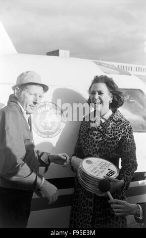 Der U.S.-Amerikanische Schauspieler, Komiker Und Sänger Danny Kaye dei der Ankunft bin Flughafen, Deutschland 1968. Die US-amerikanischer Schauspieler, Sänger und Schauspieler Danny Kaye bei der Ankunft am Flughafen, Deutschland 1968. Stockfoto