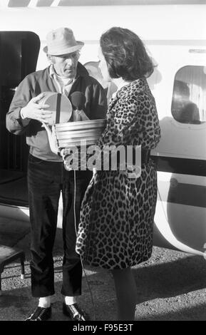 Der U.S.-Amerikanische Schauspieler, Komiker Und Sänger Danny Kaye dei der Ankunft bin Flughafen, Deutschland 1968. Die US-amerikanischer Schauspieler, Sänger und Schauspieler Danny Kaye bei der Ankunft am Flughafen, Deutschland 1968. Stockfoto