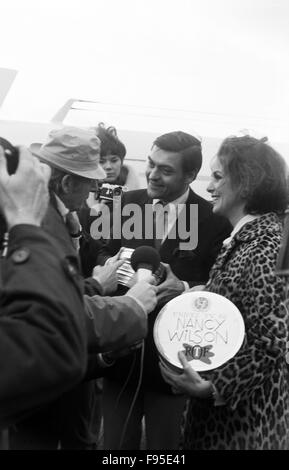 Der U.S.-Amerikanische Schauspieler, Komiker Und Sänger Danny Kaye dei der Ankunft bin Flughafen, Deutschland 1968. Die US-amerikanischer Schauspieler, Sänger und Schauspieler Danny Kaye bei der Ankunft am Flughafen, Deutschland 1968. Stockfoto