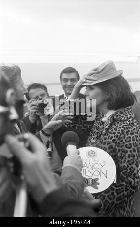 Der U.S.-Amerikanische Schauspieler, Komiker Und Sänger Danny Kaye dei der Ankunft bin Flughafen, Deutschland 1968. Die US-amerikanischer Schauspieler, Sänger und Schauspieler Danny Kaye bei der Ankunft am Flughafen, Deutschland 1968. Stockfoto