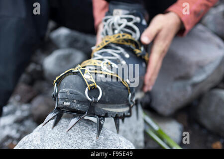 Nahaufnahme von Wanderer Stiefel und Eis Steigeisen Stockfoto