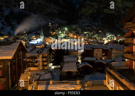 Verschneite Blick über Zermatt Stadt nachts Wallis Kanton, Walliser Alpen, Süden der Schweiz, Europa. Stockfoto