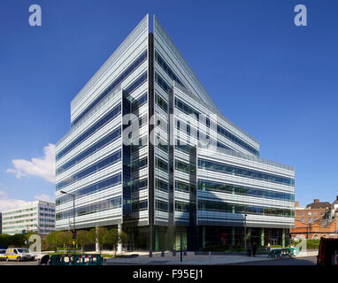 10 Hammersmith Grove W6 London. Neue Office-Entwicklung durch Wates Bau für Entwicklung Wertpapiere in Hammersmith, London. Außenansicht des Bürogebäudes. Zeitgenössische Architektur mit einer Glasfassade. Stockfoto