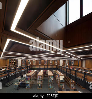 Barker Forschungsbibliothek, Palace grün Library, University of Durham. Innenansicht der Bibliothek. Reihen von Regalen der Bibliotheken und Bücher. Zeitgenössisches Design. Stockfoto