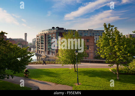 Finzels zu erreichen. Ein Mixed-Use Plan der Luxus-Appartements, sozialer Wohnungsbau, Landschaftsgärten, Grade-A Büroflächen, Qualität öffentlicher Raum und mehr als 8 300sq von Geschäften, Restaurants und Cafés, alle mit vollen Zugang zu den schwimmenden Hafen Waterside. Außenansicht der Gebäude und die umliegende Gegend. Rasen und Wanderweg im Blick. Urban-Szene. Stockfoto