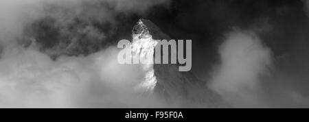 Winter, Schnee, Berg Matterhorn (4.478 M), Skigebiet Zermatt, Kanton Wallis, Walliser Alpen, Süden der Schweiz, Europa. Stockfoto