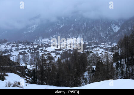 Winter Schnee Blick über die Stadt Zermatt, Wallis Kanton, Walliser Alpen, Süden der Schweiz, Europa. Stockfoto