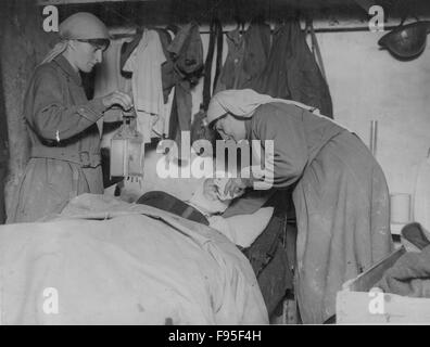 Britische Front. Frauen und die Verwundeten. Stockfoto