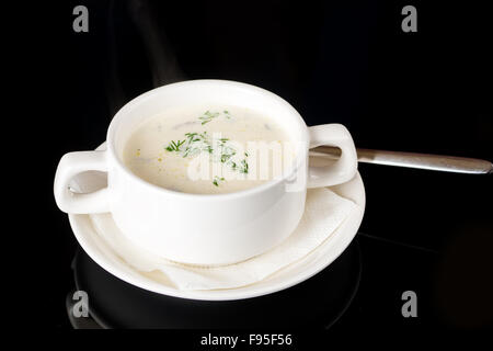 Mais-Suppe in weißer Teller Stockfoto