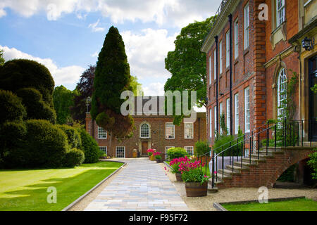 Marlborough College, Marlborough, Wiltshire. Seitliche Ansicht einen Weg vor den College-Gebäuden. Gepflegten Rasen und Pflanzen. Stockfoto