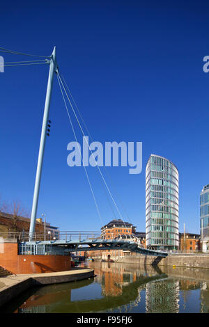 2. Das Auge, Bristol. Blick auf das Auge, am Ufer Residenz in Bristol. Fluss und Brücke in Sicht. Zeitgenössischer Architektur, gebogene Form Gebäude. Stockfoto