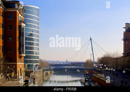 2. Das Auge, Bristol. Blick auf das Auge neben einer eher traditionellen Gebäude. Der Fluss Avon und Fußgängerbrücke in Aussicht. Urbane Landschaft. Stockfoto